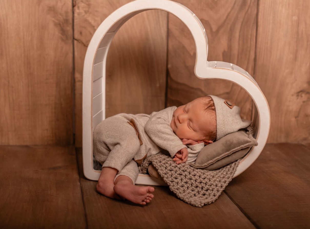 Newborn – Baby in Herz-Körbchen